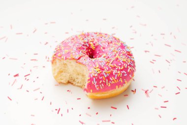 Renkli serpiştirilmiş pembe donut..