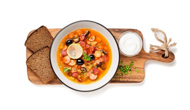 Beyaz arka planda geleneksel Rus et çorbası Solyanka.