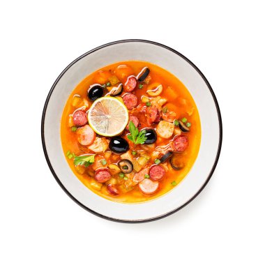 Beyaz arka planda geleneksel Rus et çorbası Solyanka.