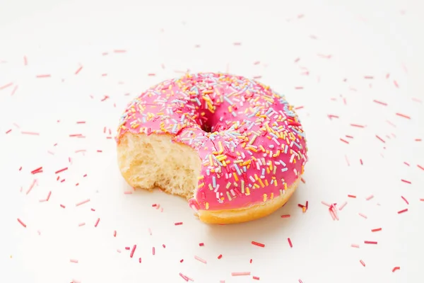 Donut Fosco Rosa Com Polvilhas Coloridas — Fotografia de Stock