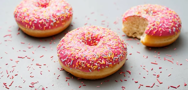 Rosa Donuts Mit Sahnehäubchen Auf Grauem Hintergrund Süße Donuts — Stockfoto