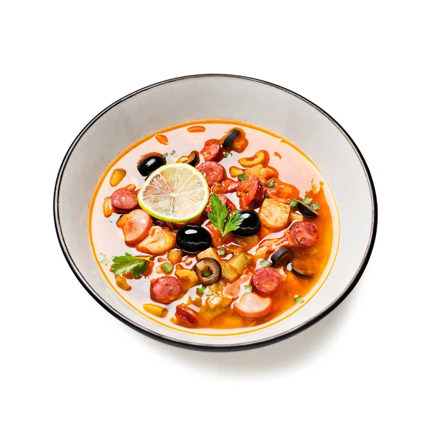 Beyaz arka planda geleneksel Rus et çorbası Solyanka.