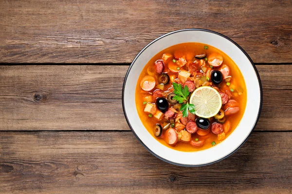 Geleneksel Rus et çorbası Solyanka kasede kırsal ahşap masada. Üst Manzara. Boşluğu kopyala.