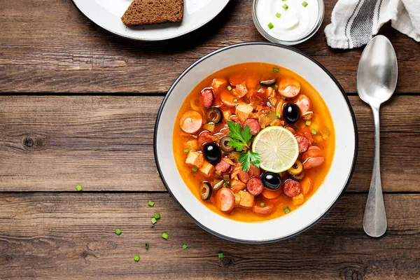 Geleneksel Rus et çorbası Solyanka kasede kırsal ahşap masada. Üst Manzara. Boşluğu kopyala.