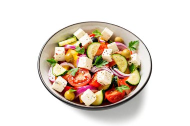 Taze sebzeli, peynirli ve zeytinli klasik Yunan salatası. Sağlıklı yiyecekler. beyaz arkaplanda izole