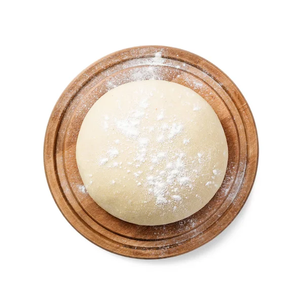 Pizza için taze çiğ hamur ya da beyaz arka planda izole edilmiş ahşap kesim tahtasının üzerinde ekmek pişirme. en üstteki görünüm