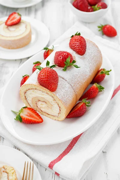 Krem peynirle doldurulmuş lezzetli rulo pasta, taze çilekle süslenmiş.