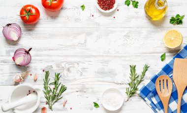 Yemek masası. Baharat ve sebzelerle dolu bir arka plan. Üst Manzara. Metnin için boş yer.