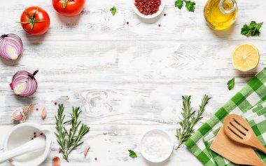 Yemek masası. Baharat ve sebzelerle dolu bir arka plan. Üst Manzara. Metnin için boş yer.