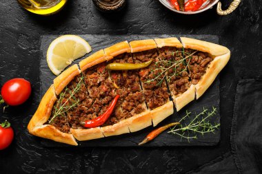 Geleneksel Türk mutfağı. Siyah taşlı etli Pita 'lı Türk pizzası. en üstteki görünüm