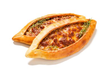 Geleneksel Türk mutfağı. Türk pizzası ya da kıymalı ve peynirli Pita. beyaz arkaplanda izole
