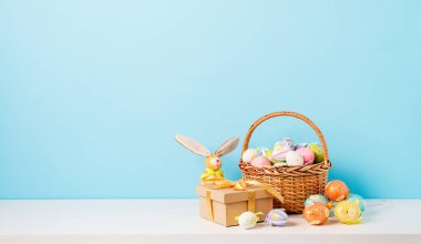 Mutlu Paskalyalar. Paskalya arkaplanını tebrik ederim. Paskalya yumurtaları ve hediyeler.