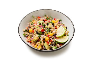 Sağlıklı kinoa siyah fasulye salatası, mango ve avokado ile. Bahar, yaz, sonbahar ya da kış için mükemmel. beyaz arkaplanda izole