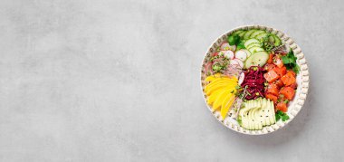 Taze salamura edilmiş somon, çeşitli sebzeler, yeşil soğanlar ve mikroyeşillikler. Gri arka plan. Üst Manzara. Düz yatıyordu. Pankart