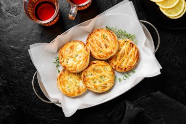 Ispanak ve ricotta doldurulmuş puf böreği. Siyah arka plan. en üstteki görünüm.