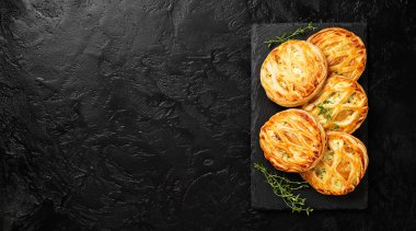 Ispanak ve ricotta doldurulmuş puf böreği. Siyah arka plan. Üst Manzara. Metin için boşluk