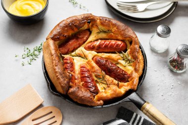 Kurbağa deliğinde, Sosis Kurbağası, Yorkshire pudinginde geleneksel İngiliz sosisi.. 