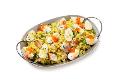 Geleneksel İngiliz mutfağı. Füme mezgit ve haşlanmış yumurta ile taze hazırlanmış bira. Taze maydanoz ve kırmızı havyarla servis ediliyor. beyaz arkaplanda izole