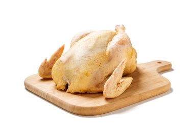Taze çiğ tavuk beyazda izole edilmiş.