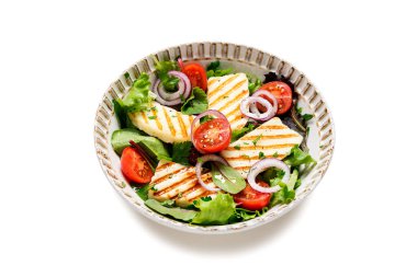Sağlıklı yeşil salata ve beyaz arka planda ızgara halloumi peyniri.
