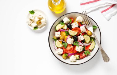 Taze sebzeli, peynirli ve zeytinli klasik Yunan salatası. Sağlıklı yiyecekler. Beyaz arka plan. Üst görünüm