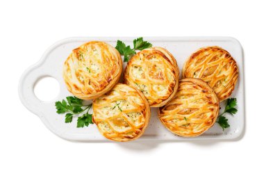 Ispanak ve ricotta doldurulmuş puf böreği. beyaz arkaplanda izole