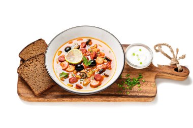 Beyaz arka planda geleneksel Rus et çorbası Solyanka.