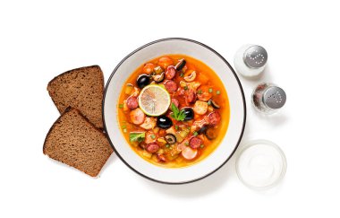 Solyanka 'nın beyaz arka planda izole edilmiş geleneksel Rus et çorbası. en üstteki görünüm