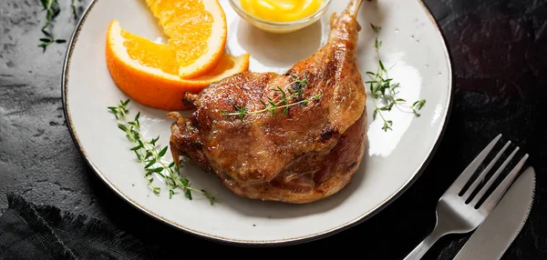 Duck Leg Confit Serwowane Chipsami Ziemniaczanymi Sosem Musztardowym Tradycyjna Kuchnia — Zdjęcie stockowe