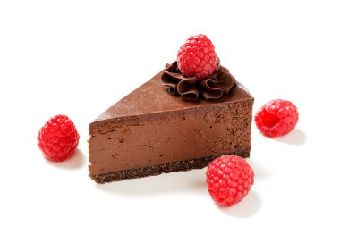 Çikolatalı kremalı çikolatalı cheesecake çikolatalı bisküvi ve ahududu. beyaz arkaplanda izole