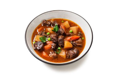 Sığır eti, patates, havuç ve ottan yapılmış İrlanda güveci. Geleneksel Aziz Patrick günü yemeği. beyaz arkaplanda izole