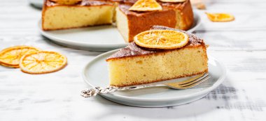 Kurutulmuş portakal dilimleriyle süslenmiş Semolina keki..