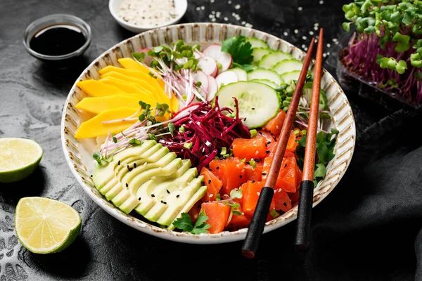 Poke Bowl Con Salmón Fresco Marinado Verduras Variegadas Cebollas Verdes —  Fotos de Stock