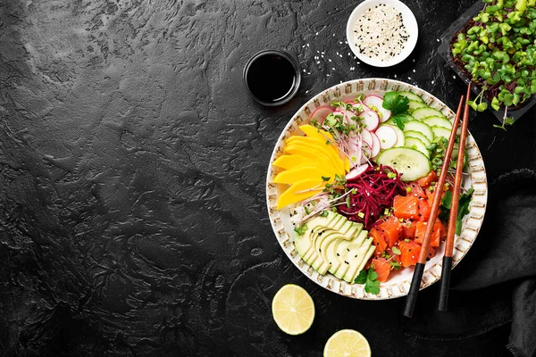 Poke Bowl Con Salmón Fresco Marinado Verduras Variegadas Cebollas Verdes —  Fotos de Stock