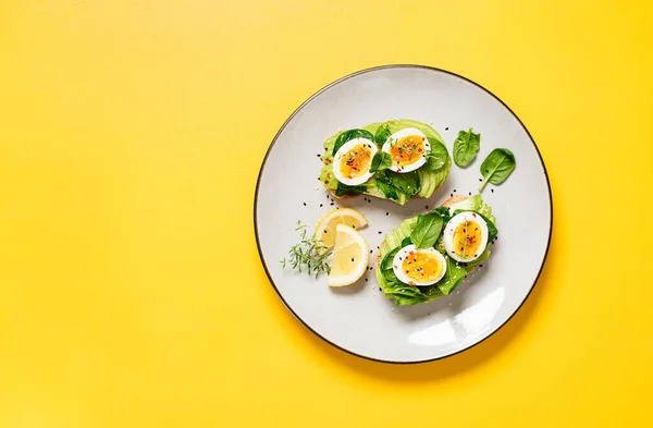 Здоровий Тост Нарізаним Авокадо Вареними Яйцями Спеціями Свіжим Шпинатом Смачний — стокове фото