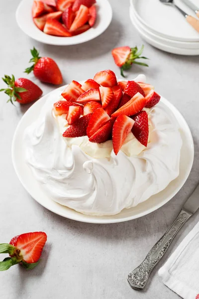 Hausgemachte Köstliche Baiser Torte Pavlova Mit Frischer Erdbeere Und Geschlagener — Stockfoto