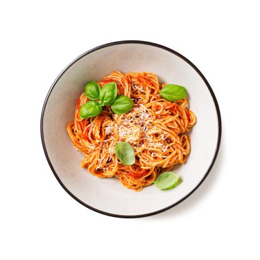 Lezzetli iştah açıcı klasik İtalyan spagettisi domates soslu, parmesan peynirli ve taze fesleğen yapraklı. beyaz arkaplanda izole