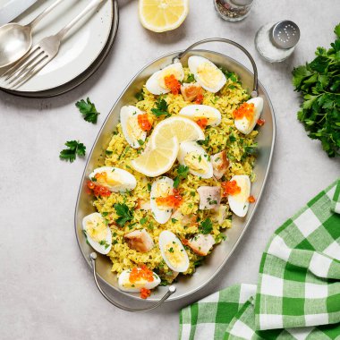 Geleneksel İngiliz mutfağı. Füme mezgit ve haşlanmış yumurta ile taze hazırlanmış bira. Taze maydanoz ve kırmızı havyarla servis ediliyor. en üstteki görünüm.