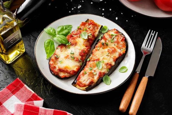 Gebackene Auberginen Mit Mozzarella Gehackten Tomaten Und Frischen Basilikumblättern Vegetarisches — Stockfoto