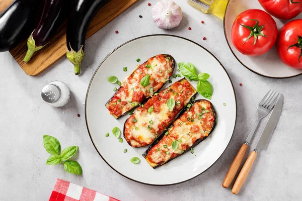 Baked Eggplant Mozzarella Cheese Chopped Tomatoes Fresh Basil Leaves Vegetarian — Stock Photo, Image