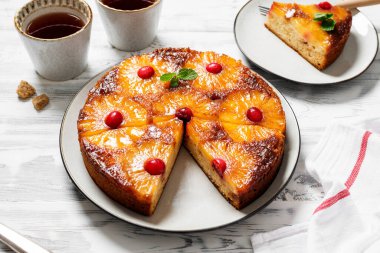 Ev yapımı ananaslı turta ve kızılcık şekeri. Tropik tatlı. .