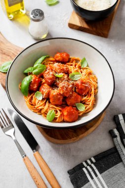 Köfte ve domates soslu makarna porsiyonu..