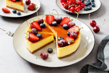 Sufle cheesecake tatlı ve taze böğürtlen .