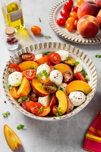 Summer Peach Caprese Salad Mozzarella Cherry Tomatoes — Stock Photo, Image