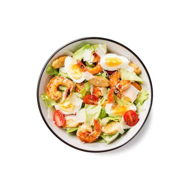 Parmesan peynirli taze karides Sezar salatası ve kızarmış ekmek. Beyaz arkaplanda izole edilmiş, üst görünüm