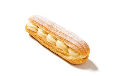 Vanilya kreması ve pudra şekerle doldurulmuş geleneksel Fransız ekleri. beyaz arkaplanda izole