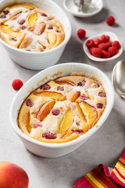 Geleneksel Fransız turtası. Taze şeftali ve ahududulu..