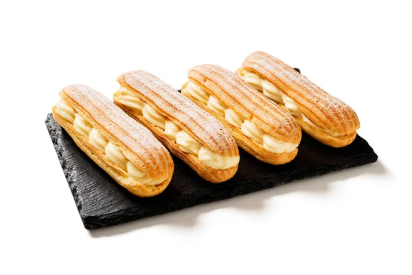 Des Éclairs Français Traditionnels Remplis Crème Vanille Sucre Poudre Isolé — Photo