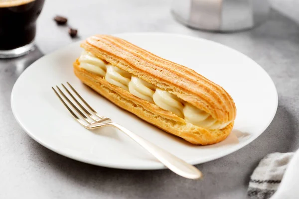 Des Éclairs Traditionnels Français Remplis Crème Vanille Sucre Poudre — Photo