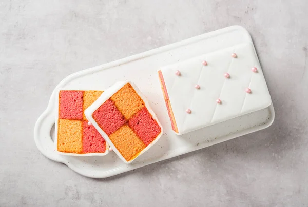 Traditionell Brittisk Battenberg Cake Skivad Och Serveras Med Kopp Ovanifrån — Stockfoto